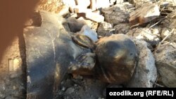 Bino old devoridagi monumentlar er bilan yakson bo‘lib yotibdi