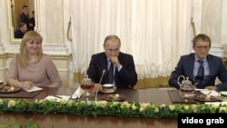 Владимир Путин во время чаепития с победителями конкурса управленцев, 12 февраля 2018 года