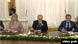 Володимир Путін під час чаювання із переможцями конкурсу управлінців, 12 лютого 2018 року