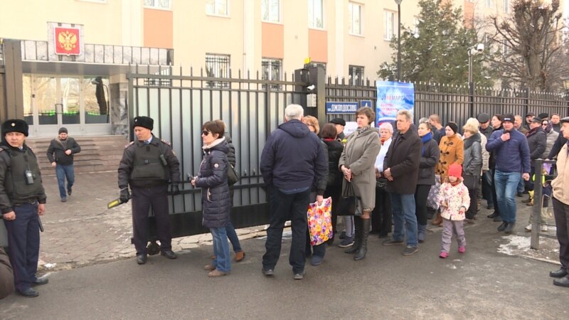 У консульства России в Алматы в день выборов выстроилась очередь избирателей