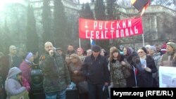 Анатолий Марета выступает перед участниками митинга в Севастополе.