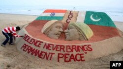 Një skulptor me veprën e tij nga rëra angazhohet për paqe ndërmjet Pakistanit e Indisë