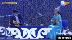 Скриншот видео шоу-айтыса на телеканале "Хабар".