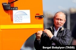 Președintele Rusiei Vladimir Putin după ce a condus un camion pe podul proaspăt inaugurat peste strîmtoarea Kerci, mai, 2018