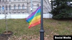Черек күл паркында ЛГБТ символы саналган байрак. Казан, 2020 ел