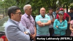 Представители строительной компании «Меруерт курылыс», которые заявляют о задержке выплат со стороны заказчика. Алматы, 25 июля 2018 года.