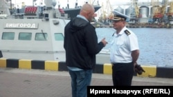 Полковник ВМС Игорь Бедзай (справа) с журналистом Алексеем Мочановым на Дне Военно-морских сил в Одессе
