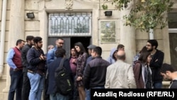 Около здания суда в Баку, где слушается дело о Радио Азадлыг (3 мая 2017 г.) 