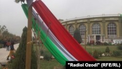د تاجکستان بیرغ