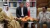 وزیر امور خارجه امارات (چپ) در بیانیه ای سفر محمود احمد نژاد به جزیره ابوموسی را محکوم کرده است.