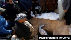Аксилҳукумат намойишчилар лагерига ҳужум пайтида ўлдирилган саккиз кишидан бири дафн этилмоқда. Нажаф шаҳри, 2020, 6 февраль.