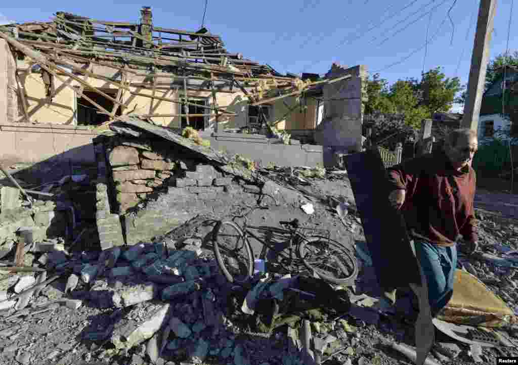 Чоловік біля свого зруйнованого внаслідок обстрілу будинку, Авдіївка, 23 травня 2017 року