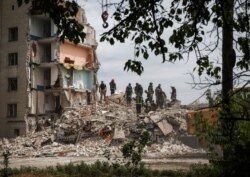 Спасатели разбирают завалы пятиэтажного жилого дома, в котором от российского военного удара, погибли более 30 человек. Город Часив Яр в Донецкой области, 10 июля 2022 года