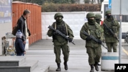 Неідентифіковані збройні люди патрулюють Сімферополь, Крим, 28 лютого 2014 року