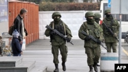 Вооруженные люди патрулируют симферопольский аэропорт