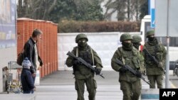 Persona të paidentifikuar e të armatosur patrullojnë në rrugët e qytetit Simferopol në Krime të Ukrainës