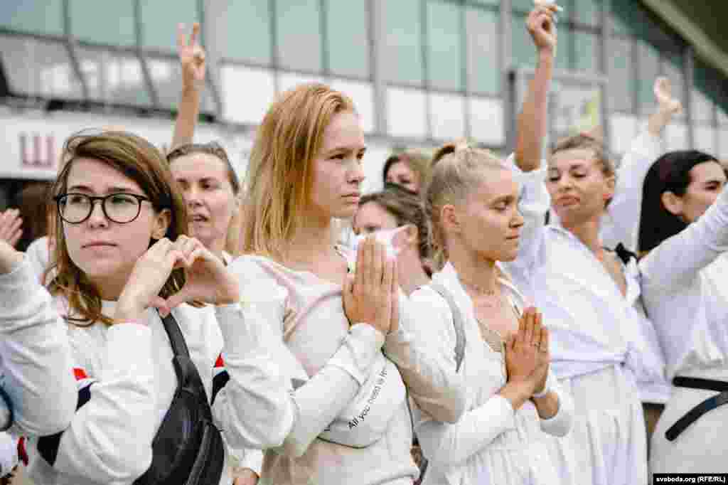 Belarus — Women protest in Minsk, Kamarouka, 12Aug20