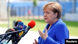 Германиянын канцлери Ангела Меркел кабарчылардын суроолоруна жооп берүүдө. Брюссель, 11-июль, 2018-жыл.