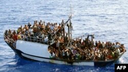 Архівне фото: так мігранти з Африки намагаються дістатися до ЄС. На цьому судні на знімку їх близько 300