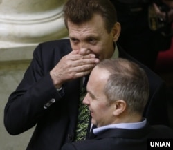 Сергій Ківалов і Нестор Шуфрич під час засідання Верховної Ради України, 12 квітня 2016 року