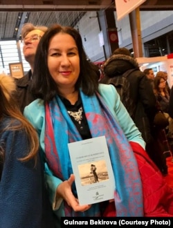 Гульнара Бекирова с французским изданием своей книги