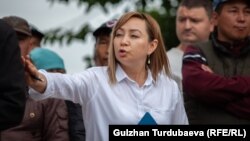 Кундуз Жолдубаева на акции протеста Алмазбека Атамбаева. Бишкек, 3 июля 2019 года.
