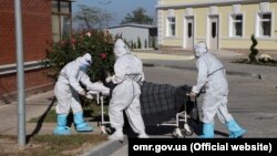 Медики везуть хворого на коронавірус у місцеву лікарню, Одеса, 26 грудня 2020 року