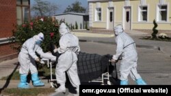 Медики везуть хворого на коронавірус у місцеву лікарню, Одеса, 26 грудня 2020 року