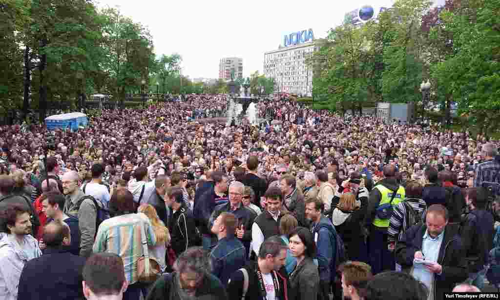 Людей на Пушкінській площі Москви все більшає