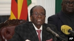 Роберт Мугабе выступает с обращением к народу Зимбабве по телевидению 