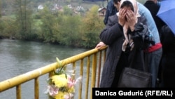 Porodice nestalih žrtava Bošnjaka iz Sjeverina bacaju cveće u Drinu, 22. oktobar 2015. 
