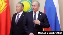 After seeing how crowds of Kazakh protesters recently turned on their former President Nursultan Nazarbaev (left), Vladimir Putin "will hardly be inclined to leave his position to a successor," according to one analyst. 