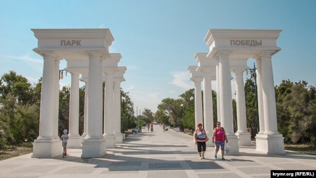 Севастопольский парк Победы: фонтаны и «военизированная» детская площадка (фотогалерея)