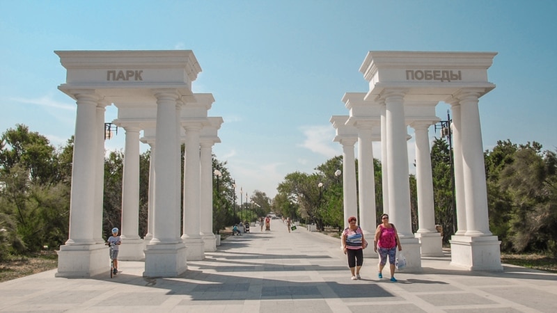 В парке Севастополя остановили обрезку деревьев из-за возмущения горожан – власти