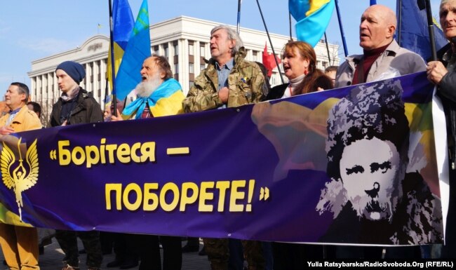 Під час акції «Захисти Україну: мобілізація патріотів-державників», на якій вимагали відставки президента Володимира Зеленського, в рамках кампанії «Ні капітуляції!». Дніпро, 9 березня 2020 року