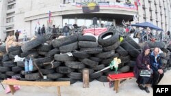 Донецк: баррикада, построенная пророссийскими активистами около областной администрации (9 апреля 2014 года)