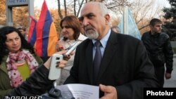 Պարույր Հայրիկյանը Բաղրամյան 26-ի դիմաց, արխիվ