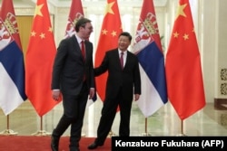 Kína – Aleksandar Vučić szerb elnök (balra) Hszi Csin-ping kínai elnökkel a pekingi Nagy Népcsarnokban tartott találkozó előtt 2019. április 25-én