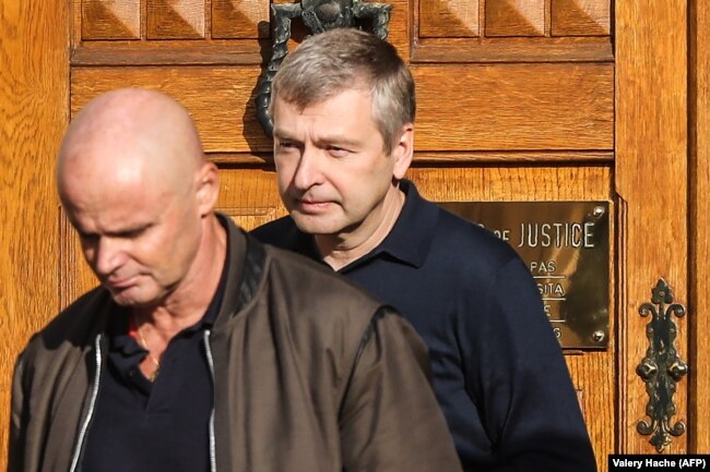 Дмитрий Рыболовлев покидает здание суда в Монако после очередного заседания. Октябрь 2017 года