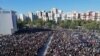 Mijëra njerëz morën pjesë në varrimin e mitropolitit Amfilohije. 