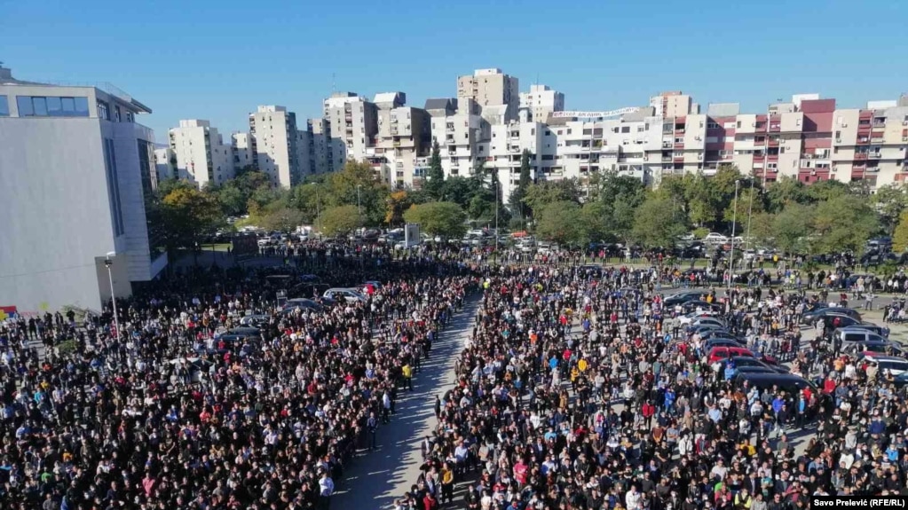 Mijëra njerëz morën pjesë në varrimin e mitropolitit Amfilohije. 