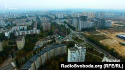 Поки що у спальний район Києва Виноградар ходить лише наземний транспорт