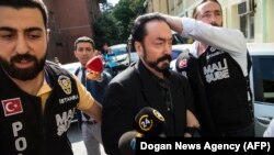 Policija privodi Adnana Oktara, Istanbul