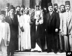 استقبال از سعود بن عبدالعزیز (وسط) در ایستگاه مرکزی قطار قاهره در اکتبر ۱۹۲۷