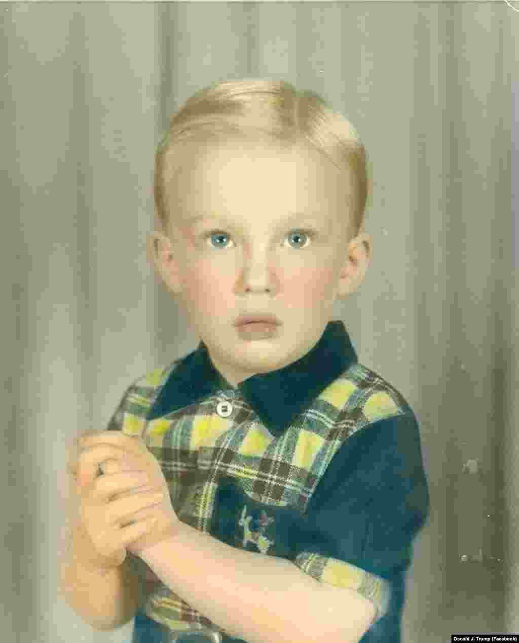 დონალდ ტრამპი, რომელიც &nbsp;დაუთარიღებელ ფოტოზეა გამოსახული, დაიბადა 1946 წელს ნიუ-იორკში, მდიდარ ოჯახში.&nbsp;
