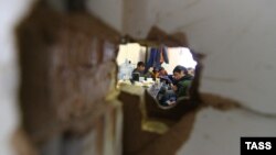 Центральноазиатские мигранты во время проведения рейда по выявлению нелегальных мигрантов отделом иммиграционного контроля управления Федеральной миграционной службы (УФМС) России.