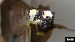 Ресейде құрылыста жұмыс істеп жүрген мигранттар. Сурет Ресей көші-қон қызметінің тексерісі кезінде түсірілген. Мәскеу, 17 қаңтар 2013 жыл.