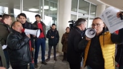Desimir Stojanov i Zoran Kojdainović tokom rasprave ispred zgrade Ministarstva zaštite životne sredine