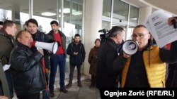 Desimir Stojanov i Zoran Kojdainović tokom rasprave ispred zgrade Ministarstva zaštite životne sredine
