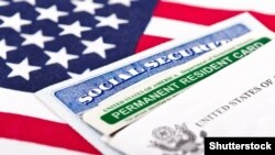 Картка сацыяльнага страхаваньня і Green Card на тле сьцягу ЗША